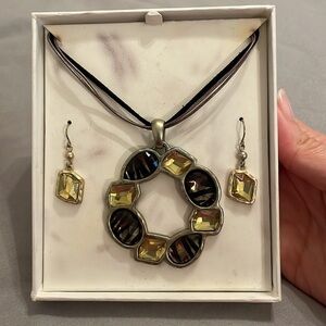 (NWT) Green & black jewel large pendant necklace with matching earrings set
